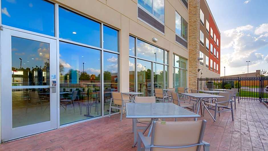 Holiday Inn Express & Suites Tulsa Midtown By IHG