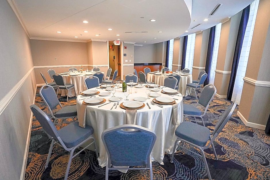 Crowne Plaza Cleveland at Playhouse Square by IHG