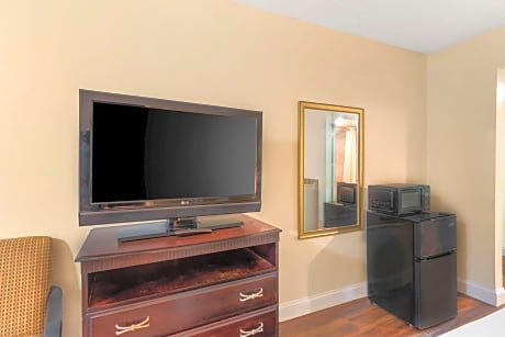 2 Queen Beds, Smoking