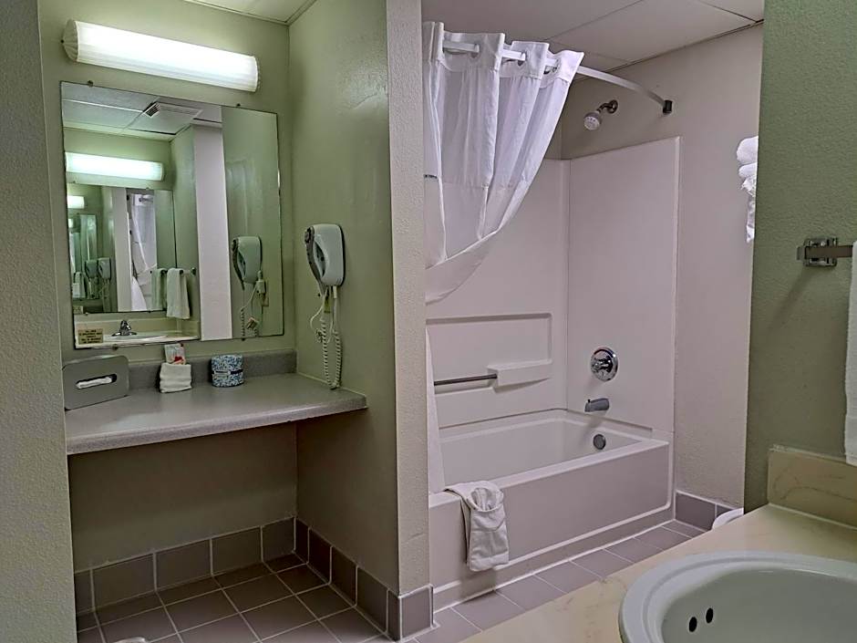 Days Inn & Suites by Wyndham Jekyll Island