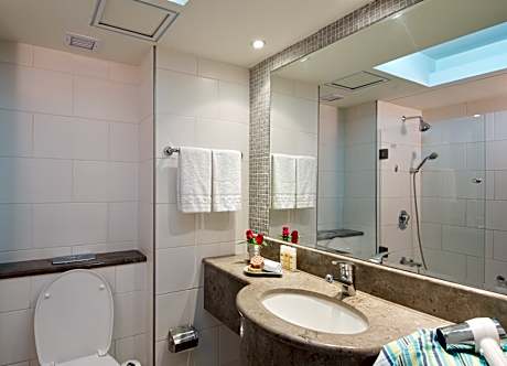 STUDIO 2 ADULTS + 3 CHILD