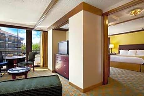 2-Bedroom Family Apartment with 1 King and 2 Queen Beds