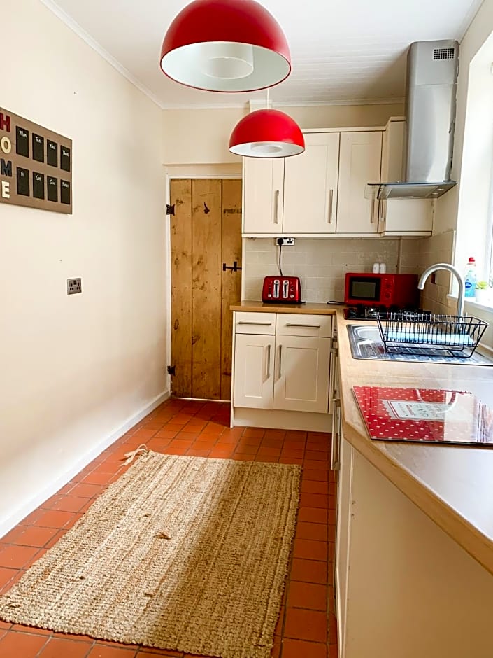 Riverside Lodge - Quaint Victorian Home By The River