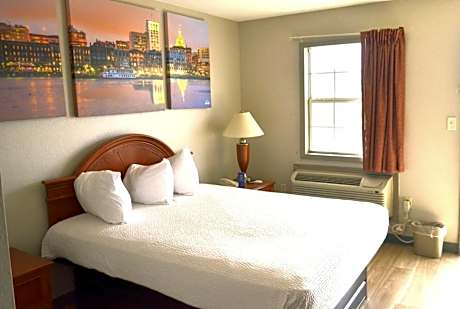 Queen Room with Bath Tub - Mobility Accessible/Non-Smoking