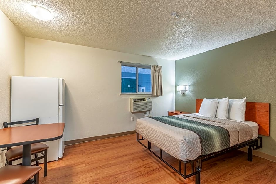 HomeTowne Studios by Red Roof Orlando - Casselberry