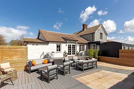 The Railway Hotel by Barefoot Retreats