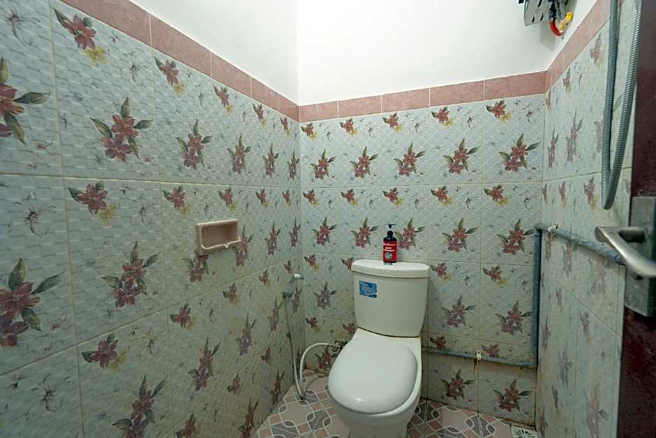 RedDoorz near Buleleng Harbour 2
