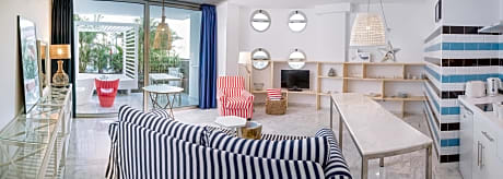 DELUXE CAPACITY 3 ADULTS