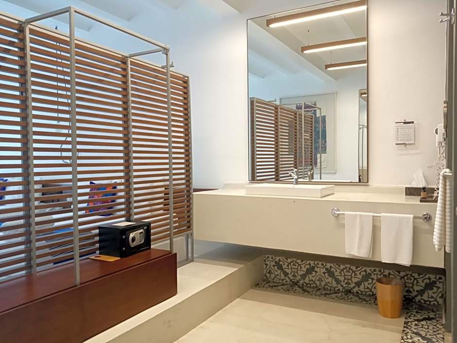 Huayacán Cuernavaca Curamoria Collection