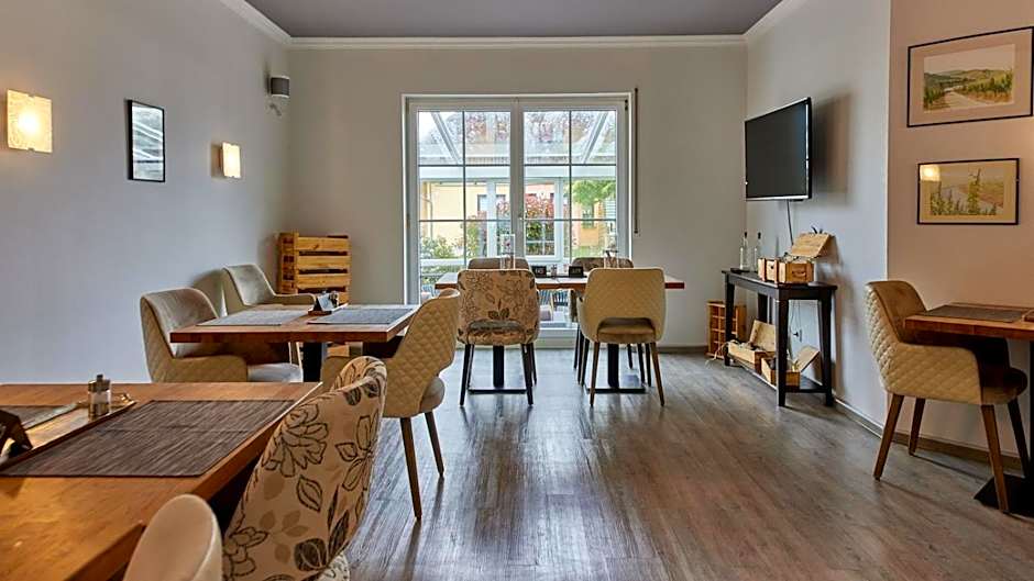 Moselhotel Weinhaus Simon `Sauna`Restaurant`ELadesäule