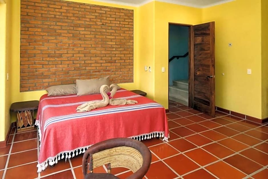 Villa Kiwi. Huge Pool, Steps To Town n Beach. 6 plus BRM 7.5 BTH 3 KCN