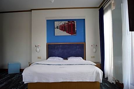 Deluxe Room (2 Adults + 1 Child)