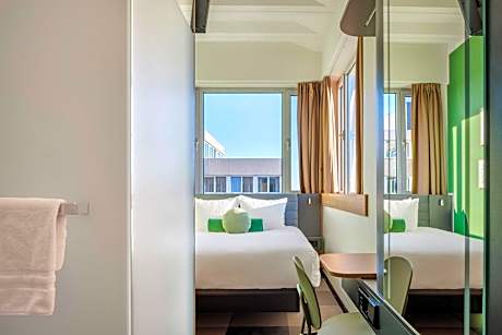 Standard Double Room (1 Queen Bed)