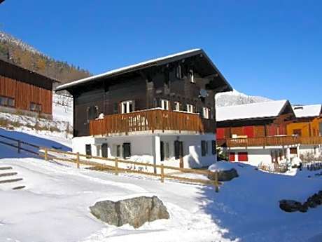 Apartment with Mountain View