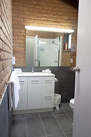 Efficiency Queen Room - Non-Smoking