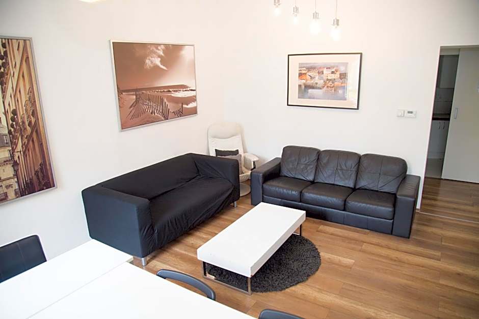 Lovecroatia Zagreb-'Paxnest' HOSTEL, No party! Cozy and quiet! Separated Men and women's Dormitory and Shower room! Indoor shoes provided! Lower beds with curtains for privacy! Maximum 4-5 beds per room! Fully prepared bed sheets! Have Laundry shop