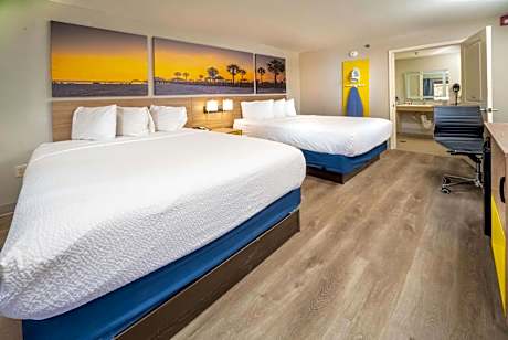 Queen Room with Two Queen Beds - Smoking