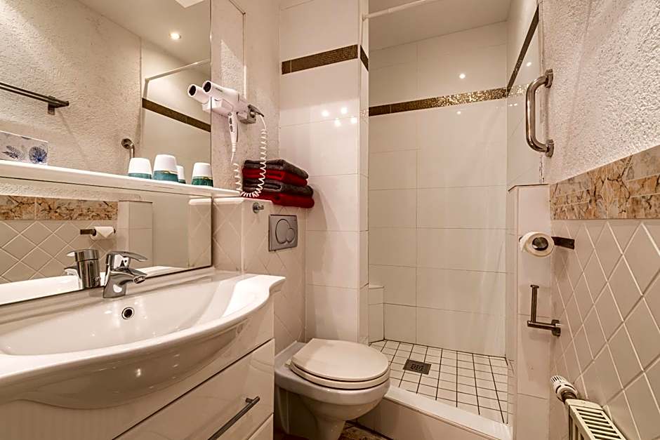 AKZENT Land-Hotel Zum Schwan, Garni WEILERSWIST-METTERNICH, 3 E-LADESTATIONEN, Nähe PHANTASIALAND, PALMENPARADIES Euskirchen