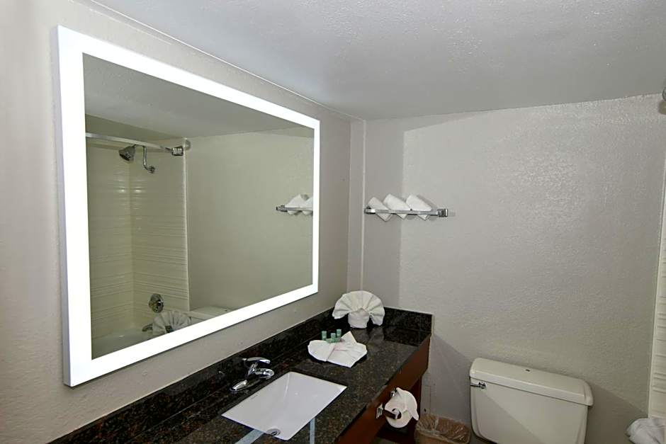 Rock Island Inn & Suites Marshalltown