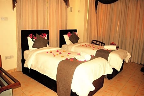 Deluxe Double Room (2 Adults + 1 Child)