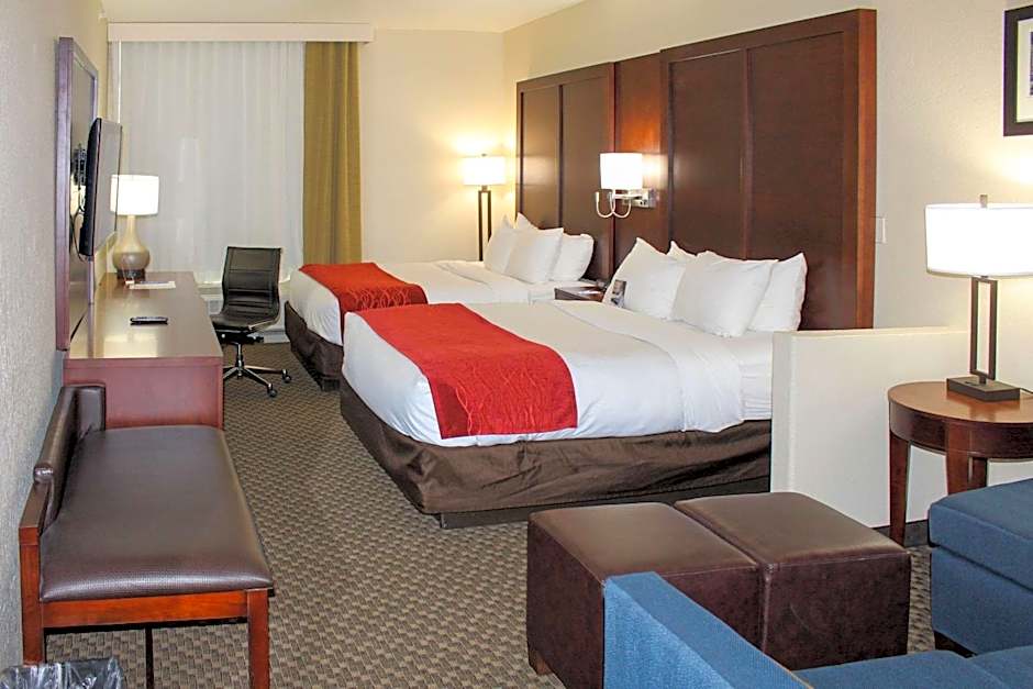 Comfort Inn & Suites Near Six Flags & Medical Center
