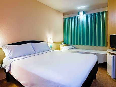 Standard Room with 1 double bed and an additional bed for a child up to the age of 11