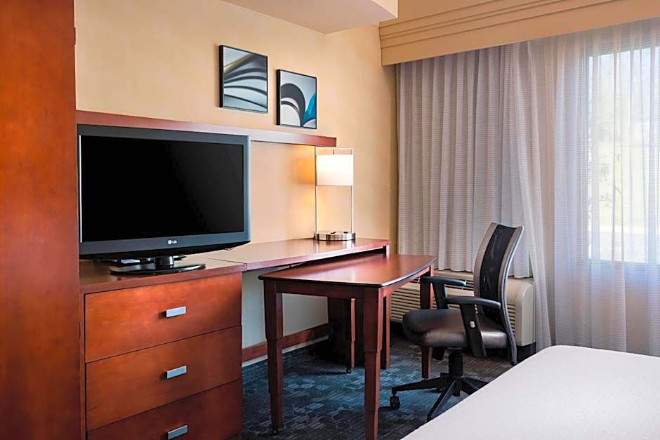 Courtyard by Marriott Kansas City Shawnee