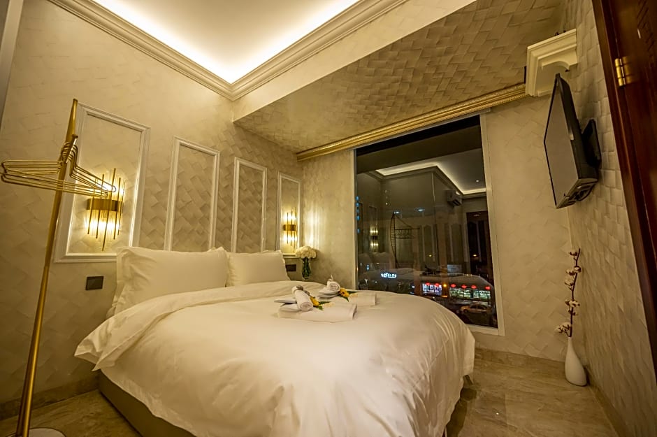 A Residence @ Between Hilton & Cititel Hotel