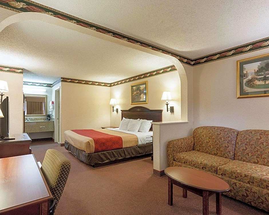 1 King Bed Suite, Smoking — 3 fotoğraftan 1. fotoğraf