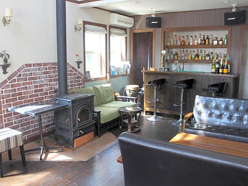 Iza Kamakura Guest House and Bar