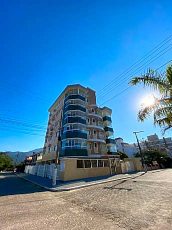 cód 101 - Apartamento á apenas 100m do mar!