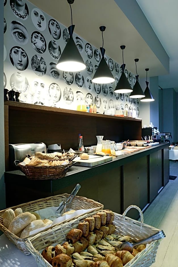 Square Hotel