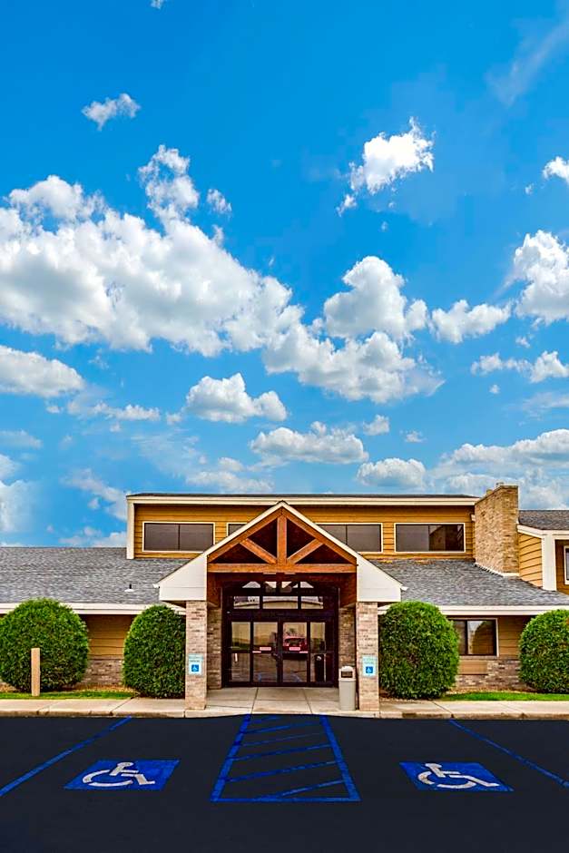AmericInn by Wyndham Dickinson