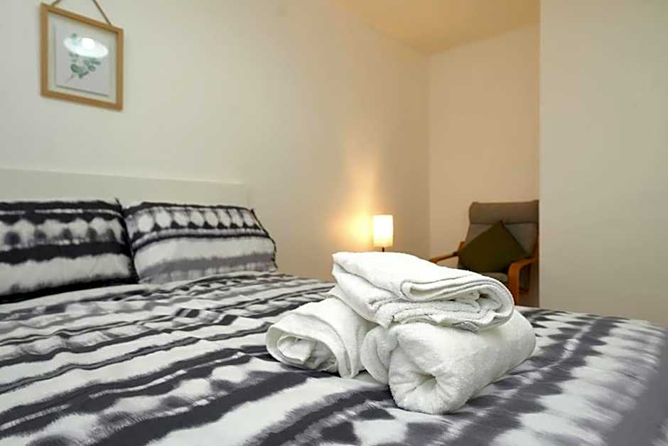 London Oasis Flat with High-Speed Broadband and Free Parking