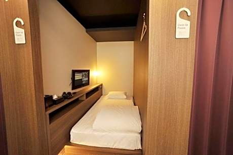 Basic Single Room, Men only