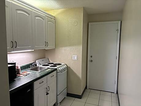 Deluxe Double Kitchenette