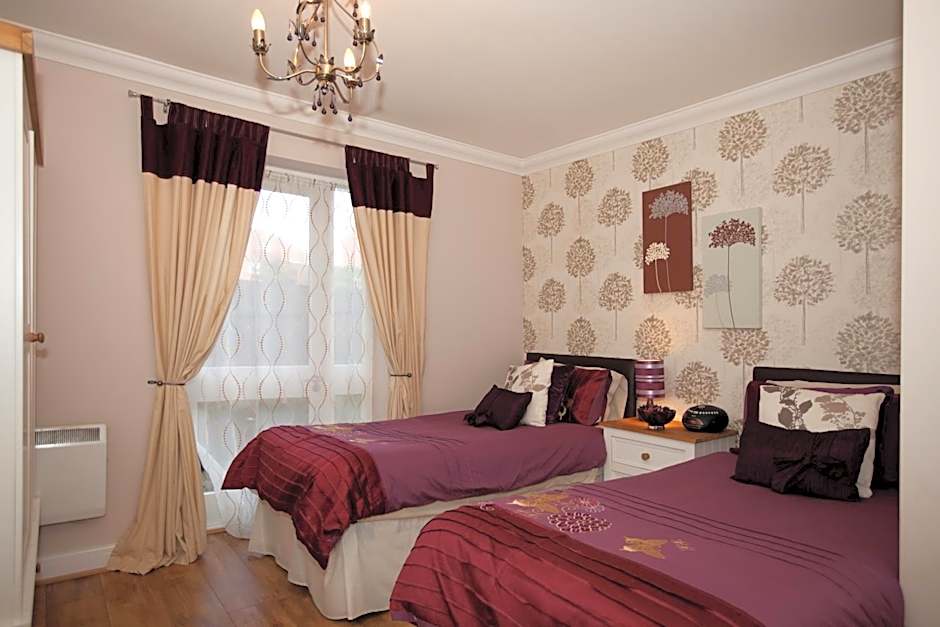 Riverbank View Three Bedroom Apartment with Free Parking