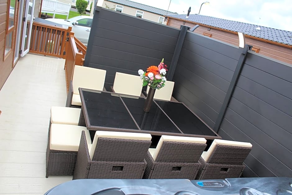 Moonlight Ridge -2 bedroom lodge with hot tub