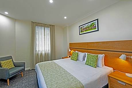 1 King Bed, Suite, Nonsmoking