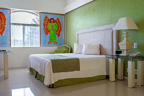 1 King Bed Deluxe Guestroom