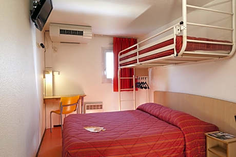 Triple Room (1 Double Bed + 1 Single Bed)