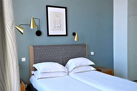 Superior Twin Room with Old Port View