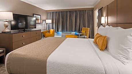 1 Queen Bed, Non-Smoking, Pillow Top Mattress, 50 Inch Led Television, Microwave, Refrigerator, Full