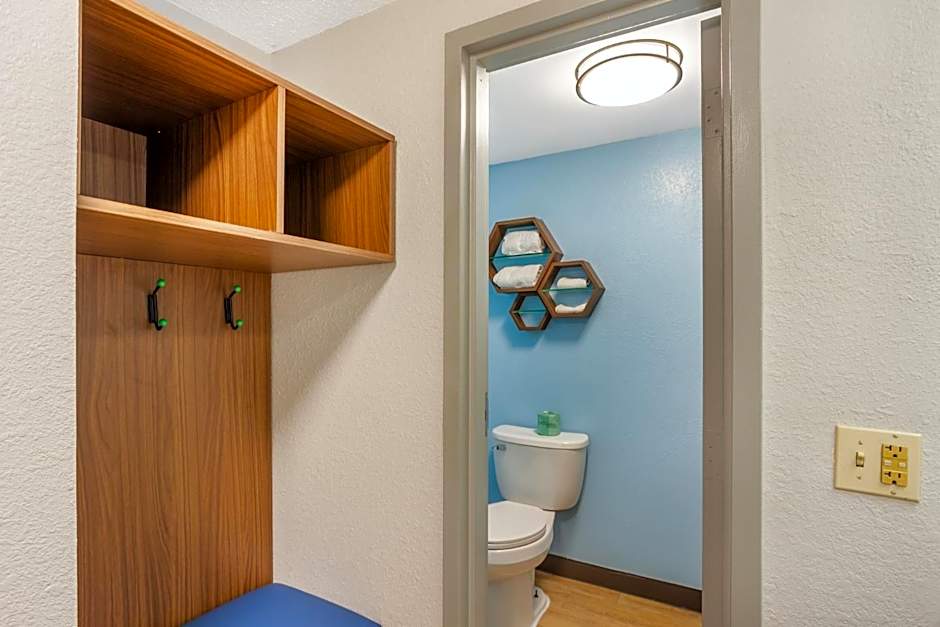 HomeTowne Studios by Red Roof Lancaster