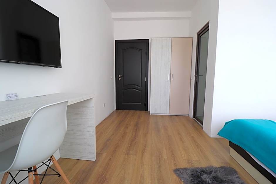 4 Seasons Apartments