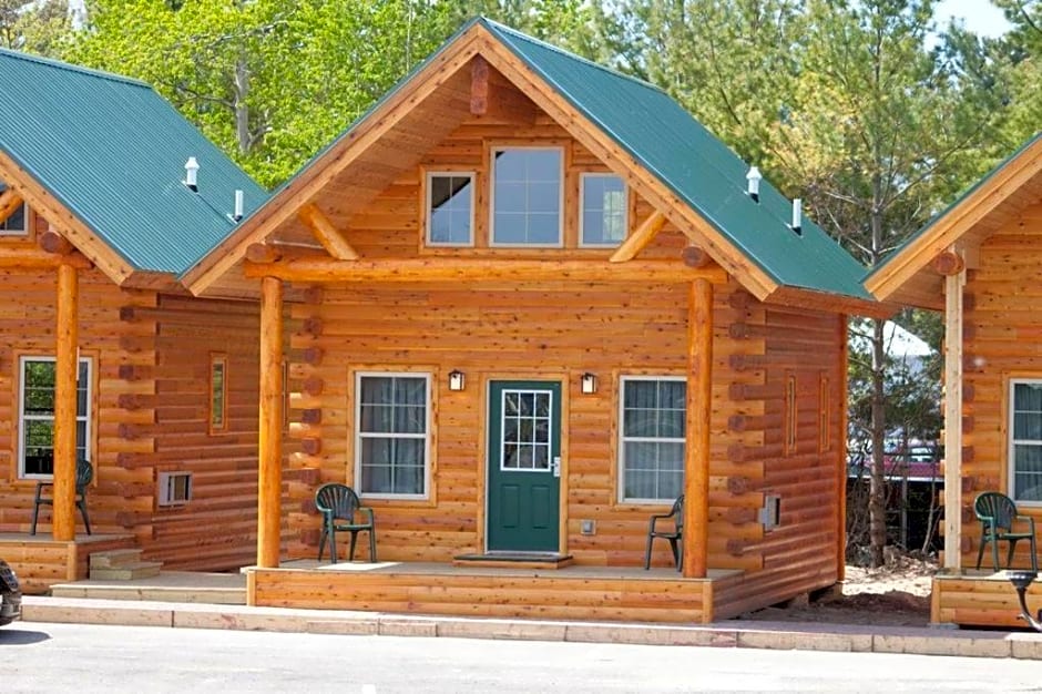 Cabins of Mackinaw & Lodge