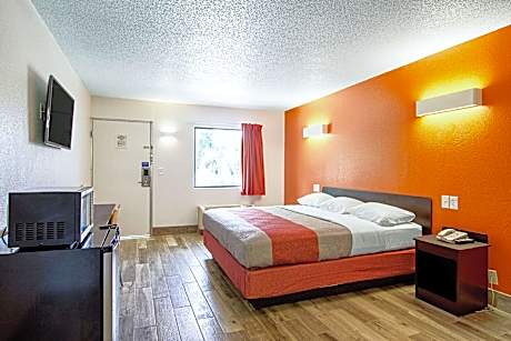 1 King Bed | Suite, Non-Smoking, Hot Tub