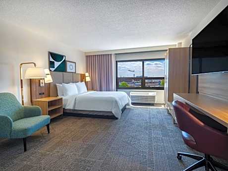Queen Studio Suite with View - Communication Accessible