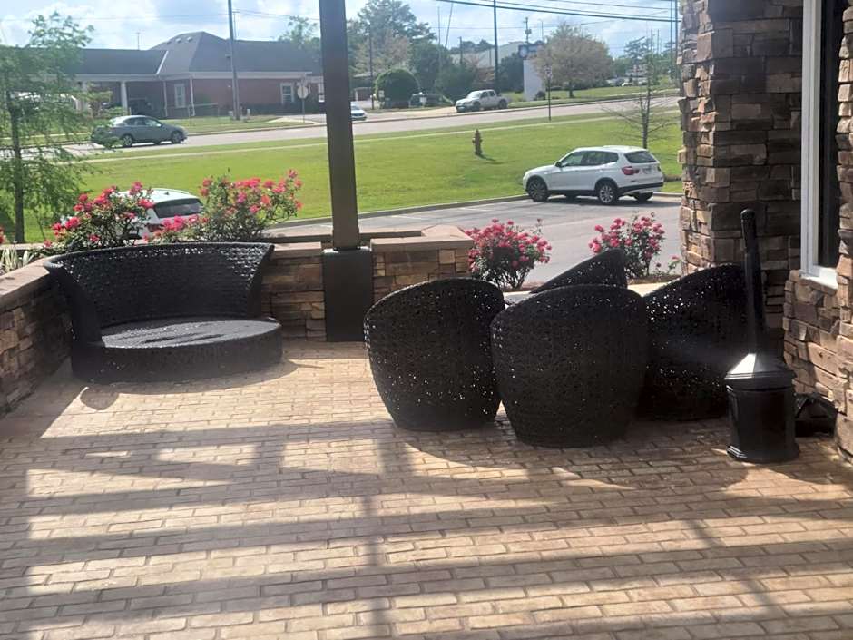Dothan East Inn & Suites