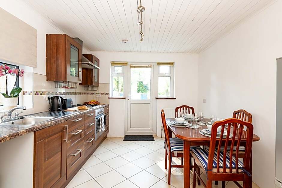 King Room with a shared Kitchen and bathroom in a 5-Bedroom House at Hanwell